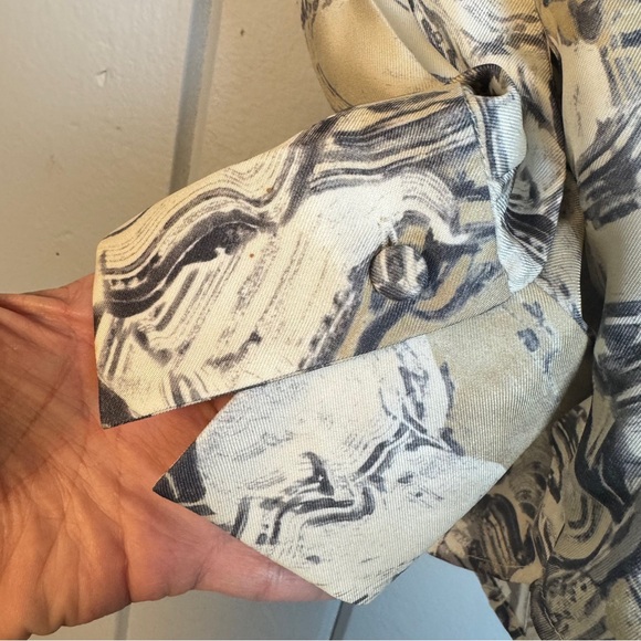 Lafayette 148 New York clementine silk blouse Abstract Print Hidden Buttons Sz M - Picture 14 of 14